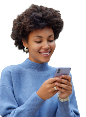 Mulher sorrindo visualizando o celular