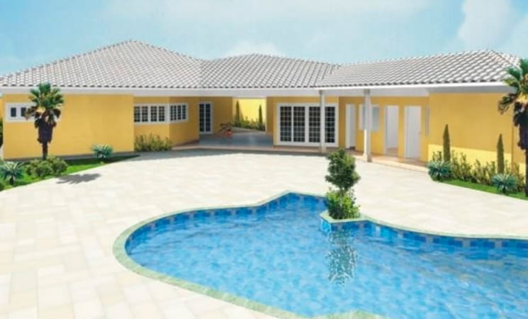 Casa amarela com uma piscina